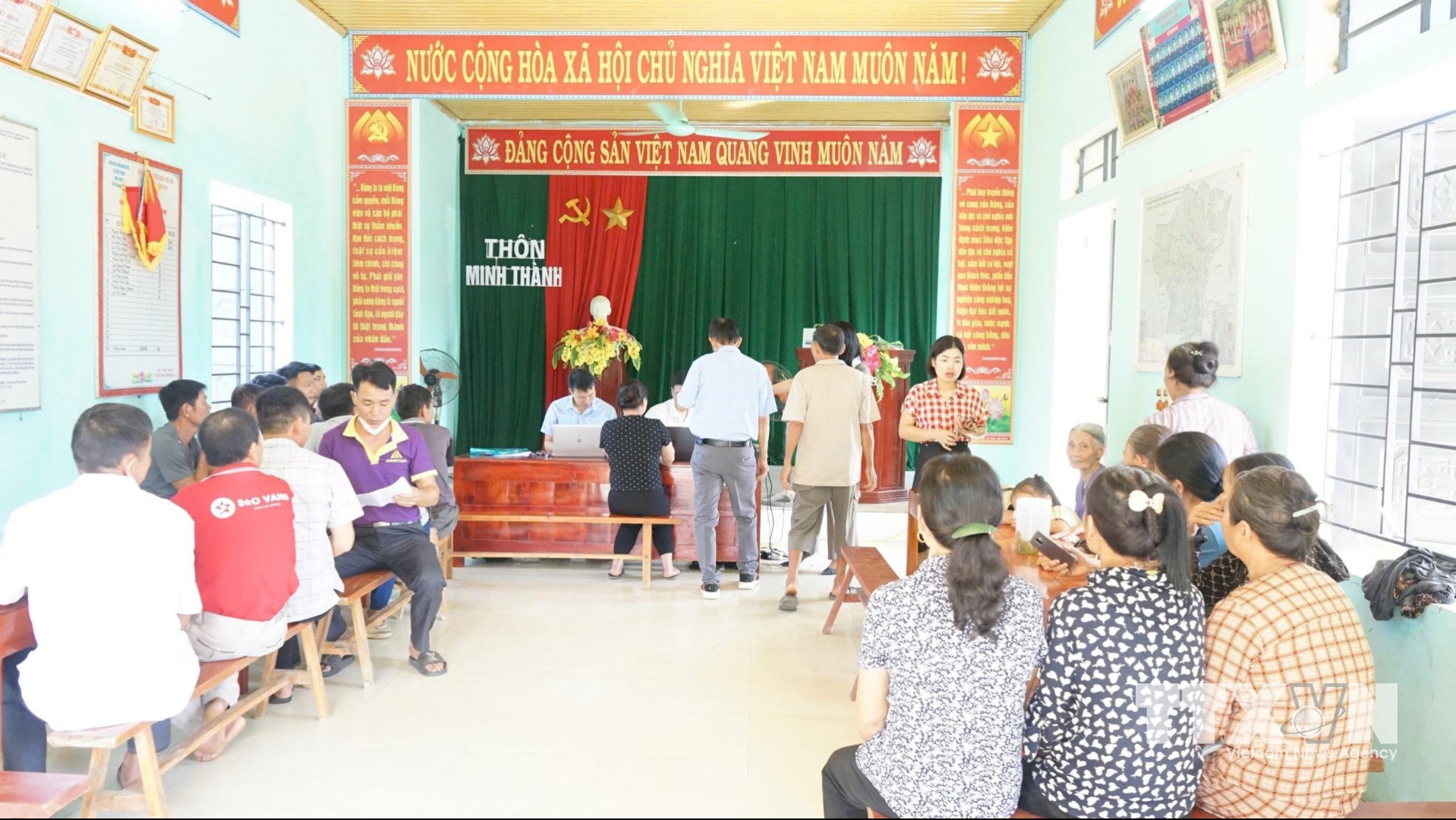 Ngay sau khi kế hoạch của tỉnh được ban hành, xã Hợp Tiến thành lập Ban Chỉ đạo, các tổ công tác, phân công nhiệm vụ cụ thể; đồng thời tổ chức hội nghị triển khai đến các thôn, hướng dẫn thống kê, hoàn thiện biểu mẫu và thu thập hồ sơ liên quan đến nguồn gốc sử dụng đất. (Ảnh: Khiếu Tư/TTXVN)